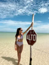 Parte inferior de bikini tiro alto, modelo vedetina, color verde militar brillante.