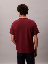 Remera de algodón bordó con cuello redondo, manga corta y corte regular. Presenta estampado y bordado con el monograma y logotipo de Calvin Klein en el pecho.