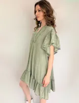 Vestido blanco de corte suelto, con escote en V y mangas cortas con detalles bordados.