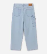Pantalón de jean estilo carpenter con corte baggy relaxed, color azul claro. Cuenta con cintura con pasadores, cierre frontal con botón y bolsillos funcionales.