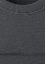 Buzo gris oscuro de piqué, de cuello redondo y manga larga con puños ajustados, con detalle de costura horizontal en el pecho.