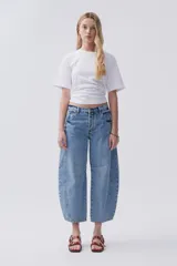 Remera blanca de algodón con cuello redondo y nudo ajustable en la espalda o el frente.