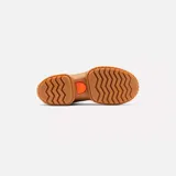 Bota de caña media Sorel, confeccionada en cuero impermeable color marrón tostado. Presenta un diseño moderno con cordones frontales, herrajes metálicos en forma de D y una suela de caucho robusta con plataforma dentada. Incluye tirador en el talón y cierre lateral para mayor practicidad.