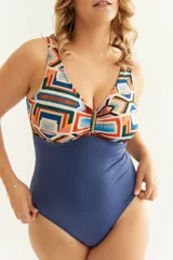 Malla enteriza azul con estampado geométrico multicolor en la parte superior y aplique metálico en el escote.