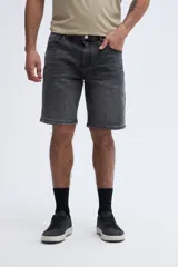 Bermuda de jean de corte recto y largo a la rodilla, con diseño clásico de cinco bolsillos y lavado desgastado.