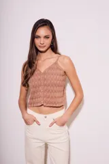 Top color marrón con textura lurex, breteles finos y cierre frontal con botones.