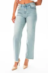 Pantalón de jean celeste de corte recto con terminaciones desflecadas.