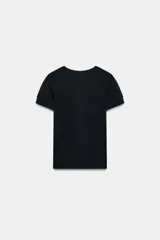 Camiseta de manga corta color negro, con cuello redondo y corte regular fit.