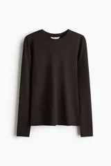 Remera de microfibra color marrón, de corte entallado, con mangas largas y cuello redondo ribeteado.