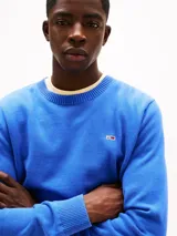 Sweater azul de corte slim, cuello redondo y logo de Tommy Jeans bordado en el pecho.