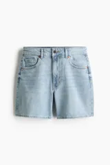 Short de media pierna en denim de algodón levemente elástico, de tiro alto con diseño de cinco bolsillos y cierre con botón.