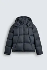 Cazadora acolchada tipo puffer de corte regular, confeccionada en tejido técnico repelente al agua. Cuenta con cuello subido, capucha ajustable y desmontable, cierre frontal con cremallera, bolsillos laterales con cremallera oculta y puños ajustables con tira adherente.