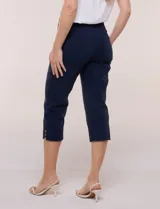 Pantalón capri azul marino de estilo sastrero, de tiro alto con pretina ancha y plana, corte entallado y bolsillos simulados en el frente.