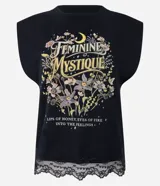 Blusa muscle de algodón negro con hombros estructurados y estampa frontal 'Feminine Mystique' con motivos florales, luna y mariposa.
