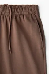 Short en felpa de algodón color marrón, con cintura elástica, bolsillos laterales y corte regular.
