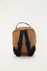 Bolso tote de mano color tostado, tejido con textura tipo mimbre o rafia, con bordes y detalles en azul marino. Cuenta con un asa superior corta, cierre con cremallera y un bordado frontal con la palabra "Rio" que incluye motivos tropicales de una palmera y un tucán.