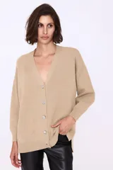 Cárdigan color beige de tejido de punto, con escote en V y cierre frontal con botones de strass.