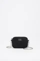 Monedero negro marca Bimba Y Lola de forma rectangular con cierre superior y correa de cadena metálica plateada. Incluye el logo de la marca impreso en plateado en la parte frontal.