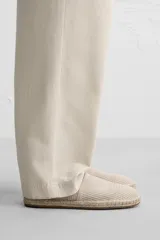 Alpargata color beige de tejido de punto transpirable, con tirador trasero y suela recubierta de yute.