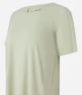 Remera deportiva de manga corta y cuello redondo, confeccionada en poliamida con elastano, de color rosado y diseño liso.