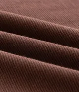 Remera polo de hombre con textura acanalada, corte slim, cuello inglés con botones y mangas cortas.