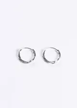 Par de aros tipo argolla de plata 925, con diseño torneado. Diámetro de 12mm y grosor de 2.5mm.
