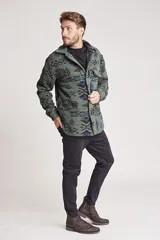 Pantalón de jean de corte slim fit, color negro, con bolsillos delanteros y traseros.