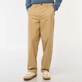 Pantalón de sarga color beige, de corte ancho y tiro alto, con cierre frontal y bolsillos laterales.