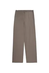 Pantalón de corte recto y tiro medio, confeccionado en tejido crepé con diseño de raya diplomática. Presenta una caída fluida, bolsillos laterales y cierre frontal.