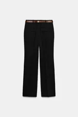 Pantalón de tiro alto color negro, de corte recto y pinzas frontales. Incluye un cinturón delgado de cuero marrón con hebilla metálica dorada.