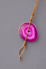 Collar con dije de piedra ágata fucsia en corte transversal y tira de cuero.