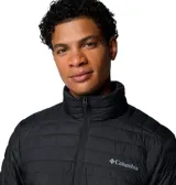 Campera puffer ligera de hombre, color negro, con cierre frontal completo, cuello alto y bolsillos laterales con cierre. Presenta diseño acolchado horizontal y logo de la marca bordado en el pecho.
