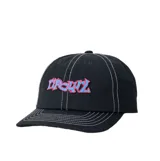 Gorra Rip Curl modelo Raw Energy Adj, color negro con costuras blancas a la vista. Cuenta con visera curva y bordado frontal con el nombre de la marca en tonos rosado y celeste.