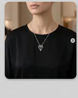 Collar de acero con dije calado en forma de diamante.