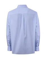 Camisa de manga larga RKF de corte regular, con diseño de rayas finas en tonos celestes, blancos y rosados. Cuenta con cuello abotonado (button-down), cierre frontal con botones blancos, bolsillo ojal en el pecho con logo bordado y dobladillo redondeado.