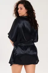 Bata larga color crudo confeccionada en satén con lazo para ajustar en la cintura.