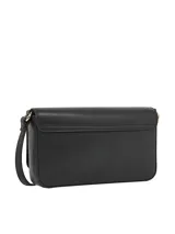 Cartera cruzada negra de poliuretano con diseño estructurado y solapa frontal con cierre magnético. Posee correa larga ajustable, bolsillo interior y herrajes metálicos dorados, incluyendo un monograma TH en la solapa y un charm colgante con el logo.