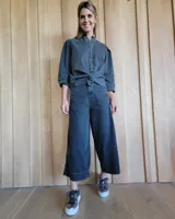 Pantalón capri de jean celeste, de corte amplio y tiro alto.