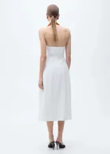 Vestido midi de algodón con cuello halter y escote en pico. Presenta un diseño entallado en el torso con detalle fruncido en la cintura y falda con caída fluida. Cuenta con cierre de botones en la parte posterior.