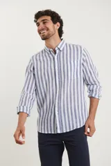 Camisa de lino a rayas verticales color beige y blanco, de manga larga con cuello abotonado y bolsillo en el pecho.