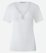 Blusa de manga corta confeccionada en tejido de viscosa texturizado, con escote en V profundo que presenta un detalle de aro metálico central.