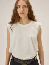 Musculosa de algodón color crudo, con hombreras estructuradas y cuello redondo.