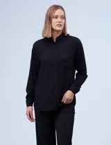 Camisa negra de viscosa marca Tahari, con cuello con solapa, abertura central con botones y bolsillo en el pecho.