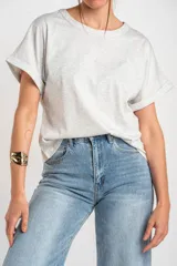Remera color camel, de corte al cuerpo, manga corta con vuelta y cuello redondo.