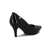 Zapato de tacón bajo Vizzano, color negro charol, con punta fina y detalle de logo dorado en el lateral.
