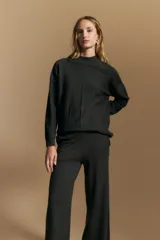 Pantalón de punto de corte ancho y fluido, con cintura elástica y diseño relajado.