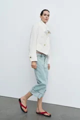 Jeans capri de tiro medio con cintura con trabillas y cinco bolsillos. Presenta pespuntes marcados a contraste y bajo acabado en vuelta.