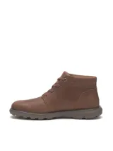 Bota de caña media Caterpillar modelo Trey 2.0, confeccionada en nubuck color marrón. Presenta cierre mediante cordones, cuello acolchado y suela de goma con entresuela de EVA para mayor confort y tracción.