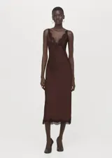 Vestido midi de satén color marrón chocolate, con escote en V profundo y ruedo decorados con encaje al tono. Presenta un diseño de tirantes finos y corte recto.