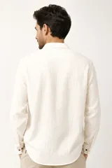 Camisa de viscosa color negro, de manga larga, con cuello camisero y cierre frontal de botones.